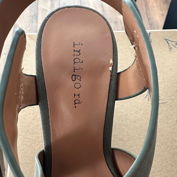 Indigo Rd. Kash Olive/Dark Green Wedge Sandal
Size 6M - Picture 10 of 10